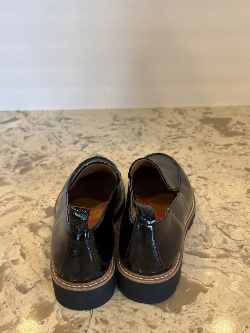 Comforting Align Lindee Black Patent Leather Lug Sole Loafers 6W